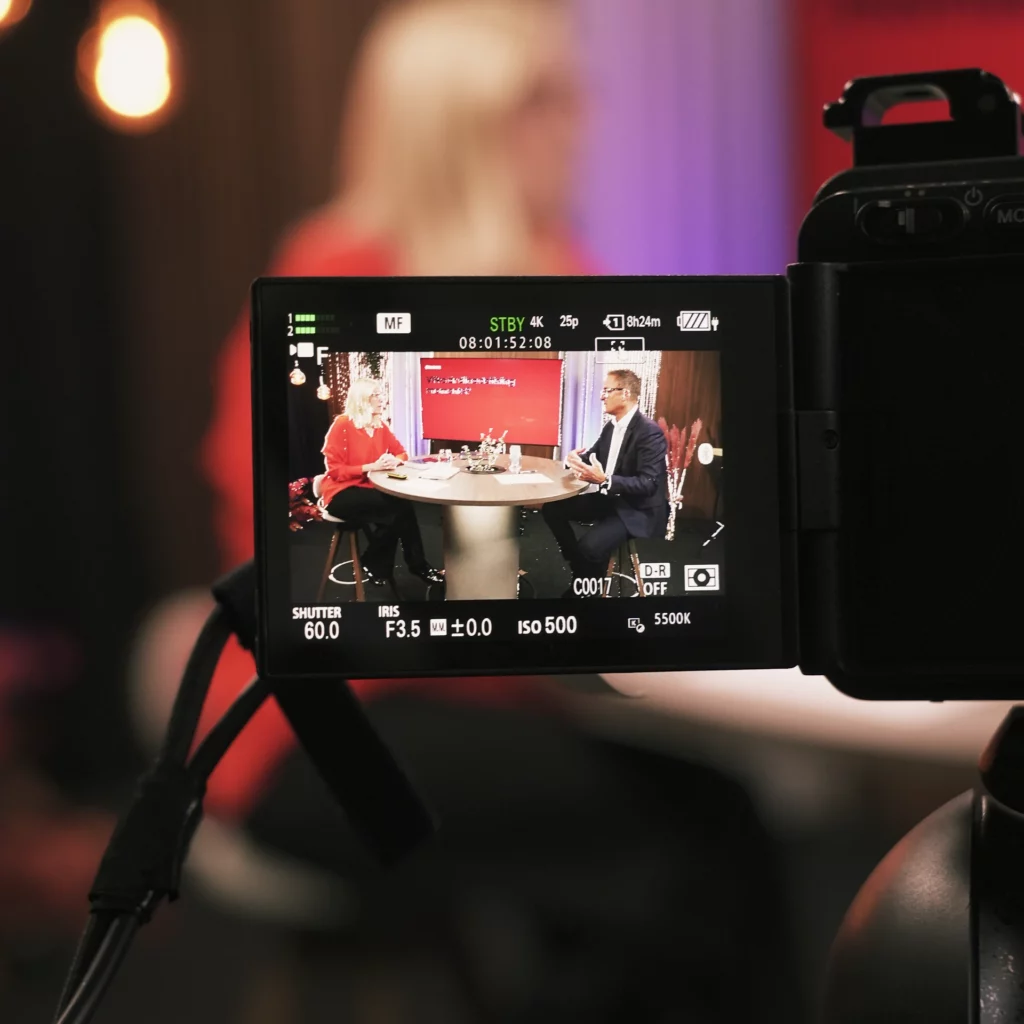 Professionell videoproduktion av kommunikationsledarutbildning med kameravy som visar studiointervju