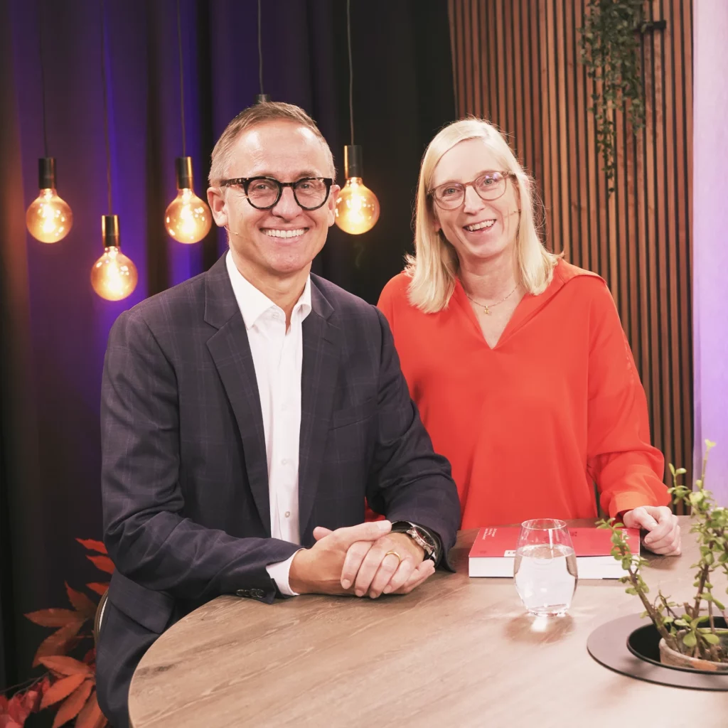 Kristian Eiberg och kommunikationsprofessionell i studiointervju för affärsstrategisk kommunikationskurs